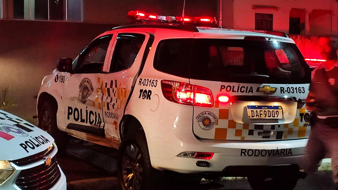 Foto 10 de 15 — Viatura da PM e Caminhonete batem violentamente no Jardim Brasil